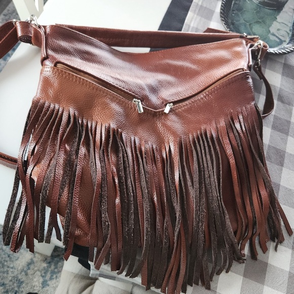 Elegant Tan Leather Crossbody Bag with Fringe